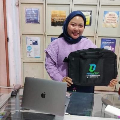 Poto Bersama Pelanggan Pembelian Laptop COD
