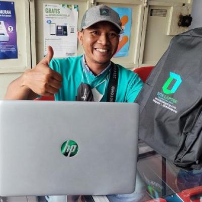 Poto Bersama Pelanggan Pembelian Laptop